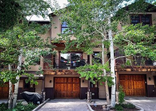 Spacious Upscale Townhome with AC! Near Downtown Ouray- Large Balcony