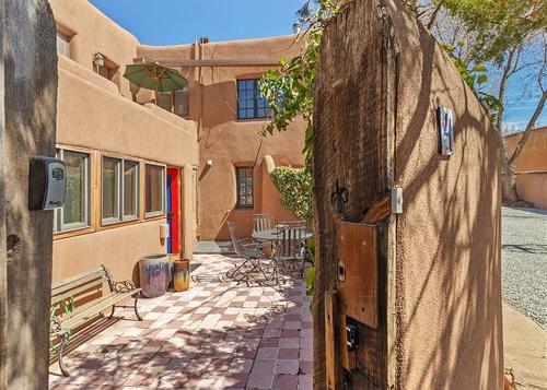 Walk to Plaza & Canyon Rd| Authentic Santa Fe Casita| Great Downtown Location