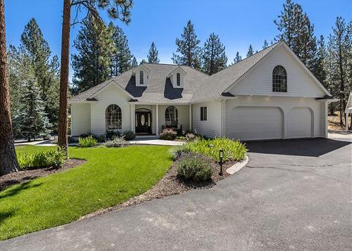 Custom Home ~ 10 Mins to Downtown Bend ~ Private Hot Tub ~ Game Room 