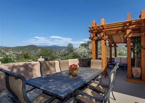 New Listing| Walk to Canyon Rd| Mountain Views| Great Outdoor Space|2 Masters