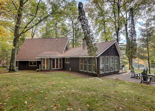 New! Quiet Lakefront Cottage - Trail Access, Kayaks, Firepit, Sunroom, DogsOK